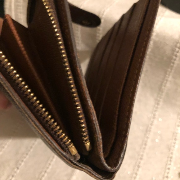 Authentic Louis Vuitton monogram wallet with zippered compartment. - Picture 6 of 9